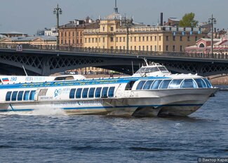 Метеор в Петергоф плывет по Неве